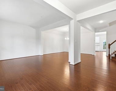 7906 Sibley Way - Photo Thumbnail 3