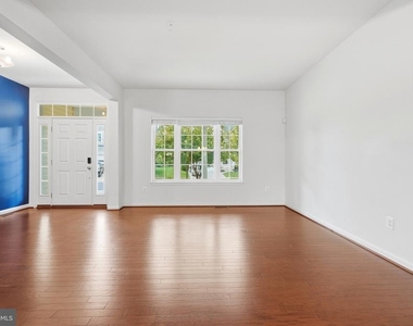 7906 Sibley Way - Photo Thumbnail 5