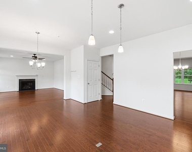 7906 Sibley Way - Photo Thumbnail 9