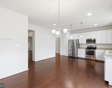 7906 Sibley Way - Photo Thumbnail 16