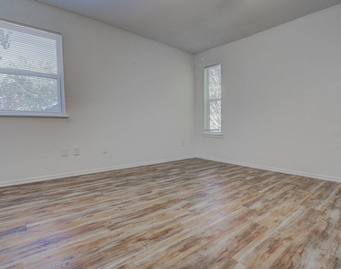 1807 Briar Hill Dr - Photo Thumbnail 10