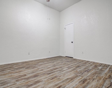 1807 Briar Hill Dr - Photo Thumbnail 13