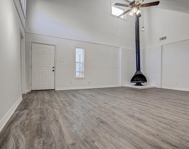 1807 Briar Hill Dr - Photo Thumbnail 3