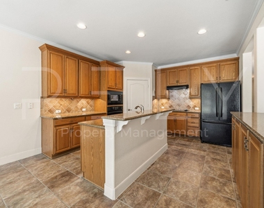 808 Armstrong Dr - Photo Thumbnail 9