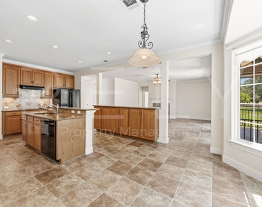 808 Armstrong Dr - Photo Thumbnail 10