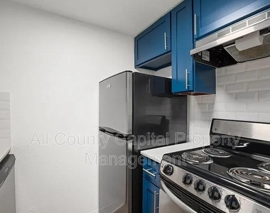 502 W 35th St - Photo Thumbnail 4