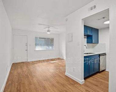 502 W 35th St - Photo Thumbnail 3