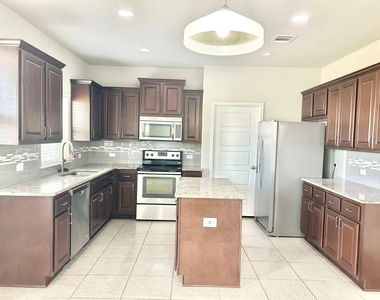 17612 Bridgefarmer Blvd - Photo Thumbnail 5