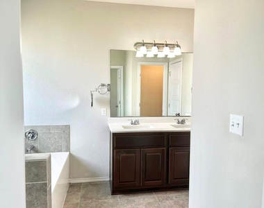 17612 Bridgefarmer Blvd - Photo Thumbnail 9