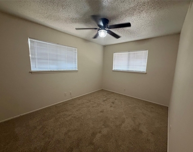 421 Live Oak St - Photo Thumbnail 9
