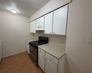 421 Live Oak St - Photo Thumbnail 6