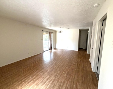421 Live Oak St - Photo Thumbnail 2