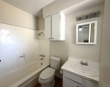 421 Live Oak St - Photo Thumbnail 8