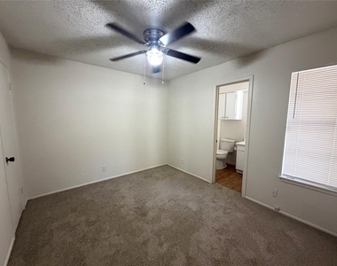 421 Live Oak St - Photo Thumbnail 7