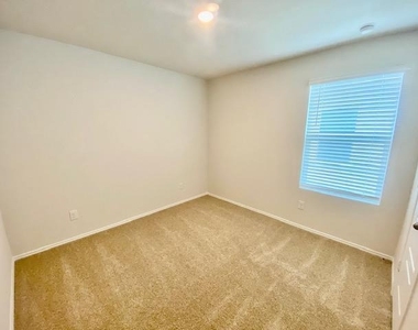1733 James St - Photo Thumbnail 12