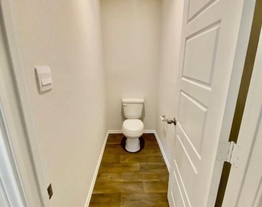 1733 James St - Photo Thumbnail 10