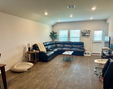 1733 James St - Photo Thumbnail 24