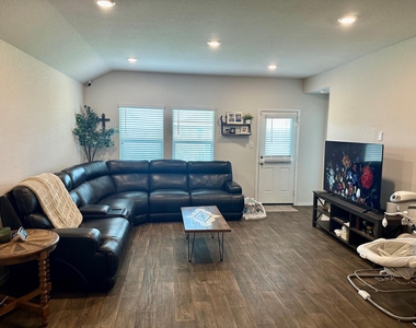 1733 James St - Photo Thumbnail 31