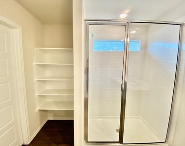 1733 James St - Photo Thumbnail 8