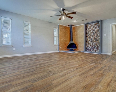 1807 Briar Hill Dr - Photo Thumbnail 4