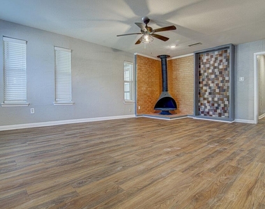 1807 Briar Hill Dr - Photo Thumbnail 5