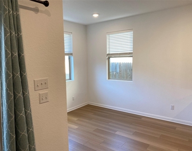 115 Lyrebird Ln - Photo Thumbnail 5
