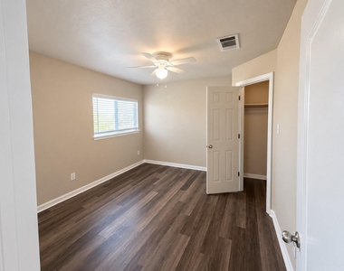 243 Devonshire Dr - Photo Thumbnail 14