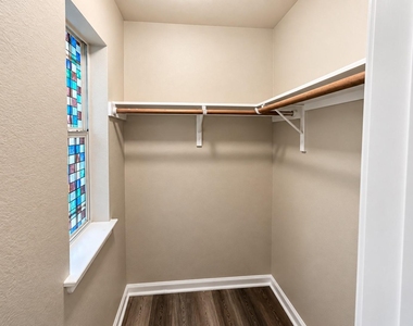 243 Devonshire Dr - Photo Thumbnail 13