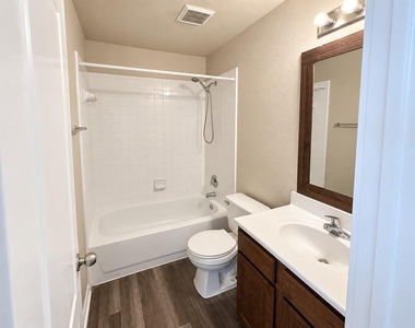 243 Devonshire Dr - Photo Thumbnail 16