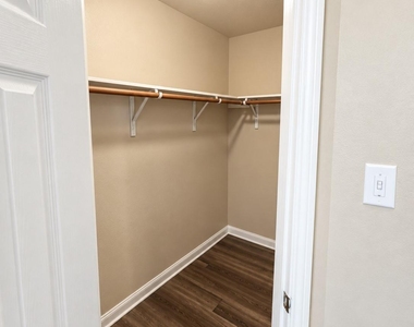 243 Devonshire Dr - Photo Thumbnail 15