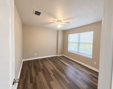243 Devonshire Dr - Photo Thumbnail 12