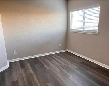 243 Devonshire Dr - Photo Thumbnail 5