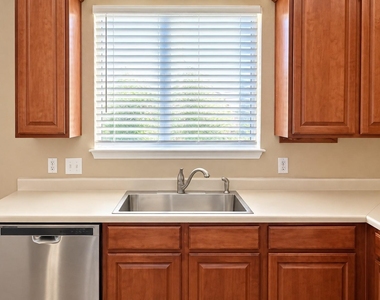 243 Devonshire Dr - Photo Thumbnail 4