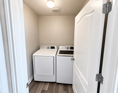243 Devonshire Dr - Photo Thumbnail 20