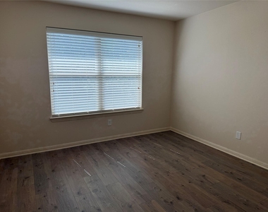 2410 Great Oaks Dr - Photo Thumbnail 20