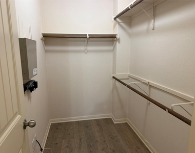 2410 Great Oaks Dr - Photo Thumbnail 17