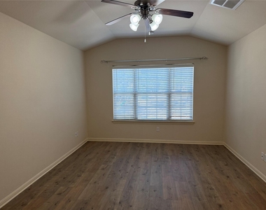 2410 Great Oaks Dr - Photo Thumbnail 16