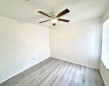 403 Country Aire Dr - Photo Thumbnail 6