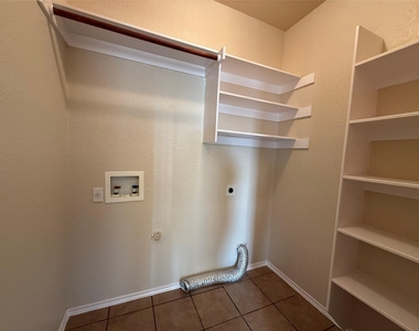 1529 Tonia Loop - Photo Thumbnail 6