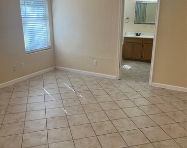1704 Ascot Ln - Photo Thumbnail 9