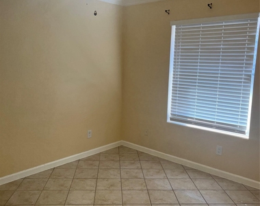 1704 Ascot Ln - Photo Thumbnail 13