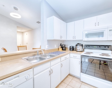 940 Village Trail - Photo Thumbnail 8