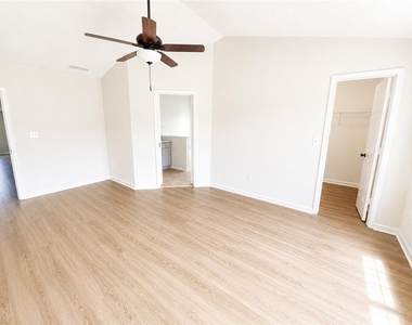 2095 Glynmoore Drive - Photo Thumbnail 8
