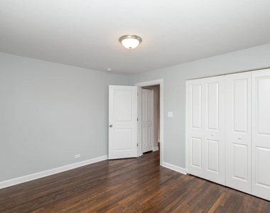 6807 N Ridge Boulevard - Photo Thumbnail 9