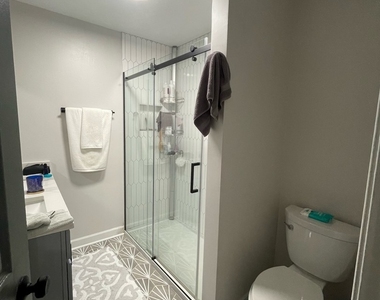 1112 W 18th Street - Photo Thumbnail 8