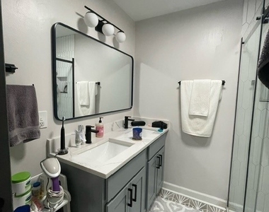 1112 W 18th Street - Photo Thumbnail 4