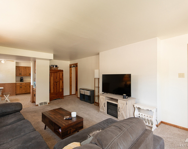 220 E 15th Street - Photo Thumbnail 4