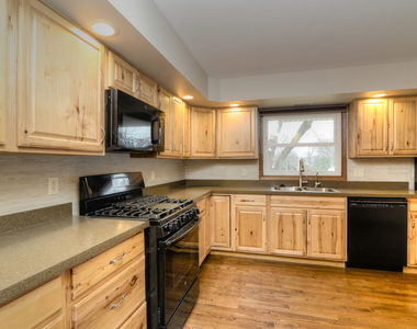 1070 Center Drive - Photo Thumbnail 5