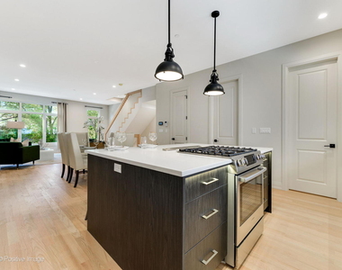 6915 N Western Avenue - Photo Thumbnail 8