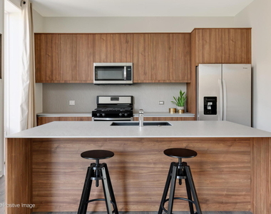 2146 N Nashville Avenue - Photo Thumbnail 7